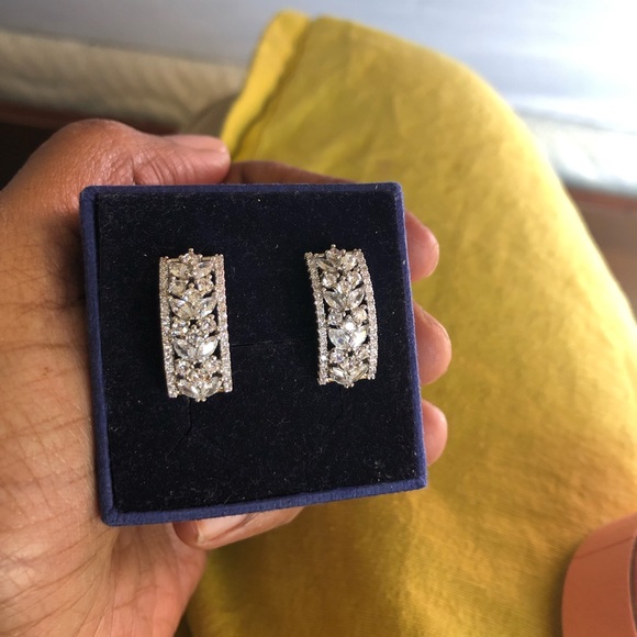 Silver diamond finish studs - Picture 6 of 11